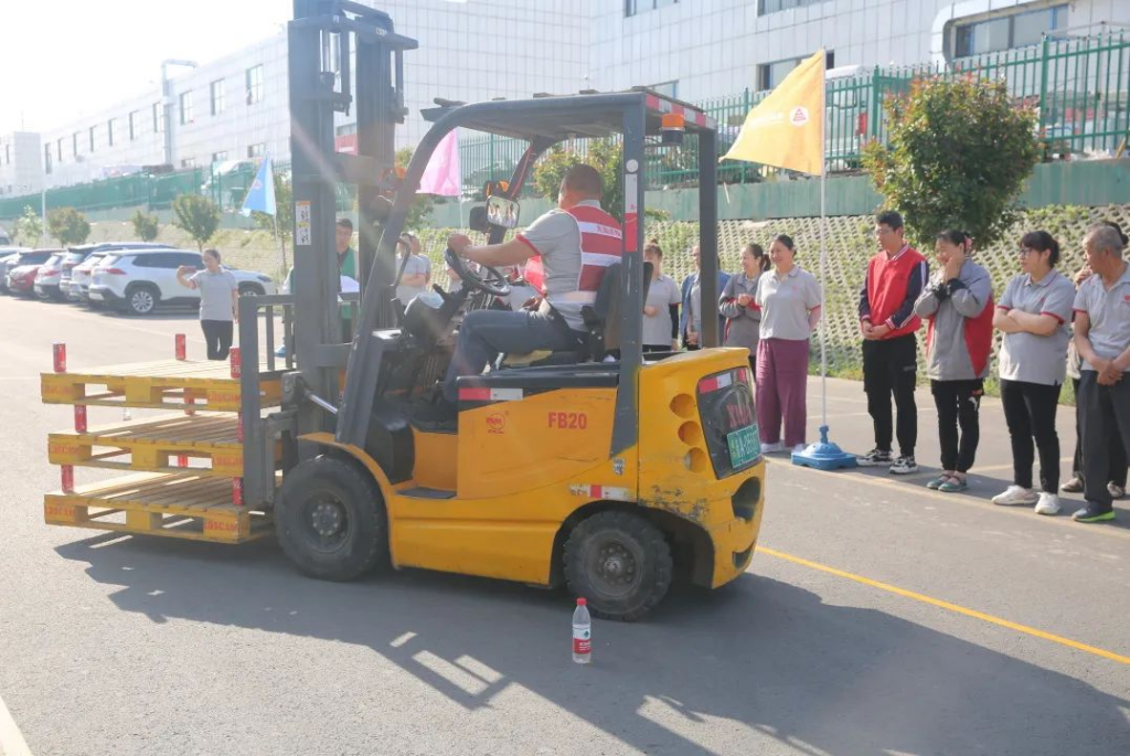 叉车“大比拼”,“老司机”来炫个技！